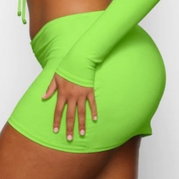 ☘️SKIMS RECYCLED SWIM RUCHED MINI SKIRT COVERUP IN NEON GREEN SIZE 4X - Picture 3 of 6